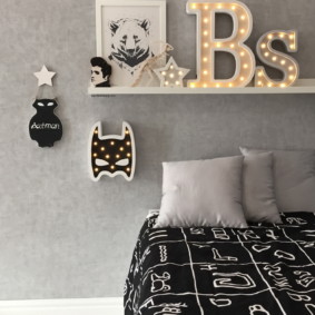Podświetlane litery na półce w sypialni