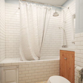 Fehér függöny egy kis fürdőszobában