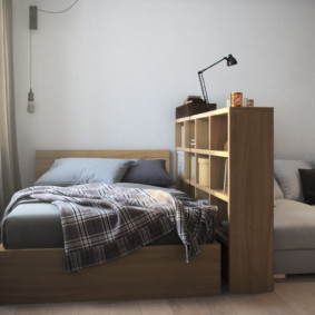 Alacsony állvány az ágy és a kanapé között