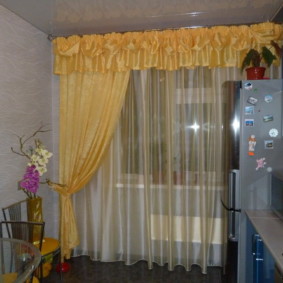 Κίτρινη κουρτίνα στο παράθυρο της κουζίνας