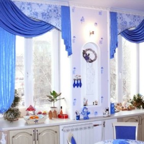 Μπλε υφάσματα στο εσωτερικό της κουζίνας