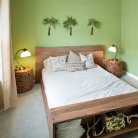 חדר שינה קטן עם קירות ירוקים