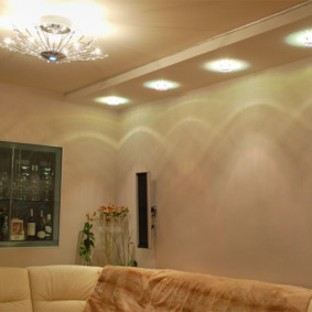 Umjerena svjetla na stropu dnevne sobe