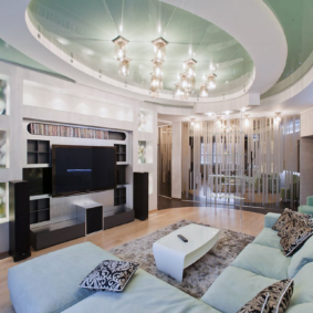 Spotlights i loftet i stuen i en moderne stil