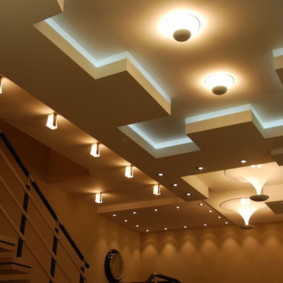 Plafond met geïntegreerde LED-achtergrondverlichting