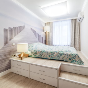 Lys soveværelse med en catwalk seng