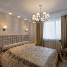 Csillár a házastársak hálószobájában található kétszemélyes ágy felett