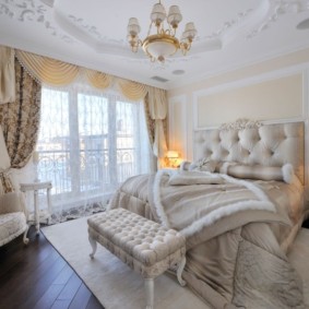 Klassiska möbler i sovrummet