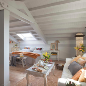 Fából készült mennyezet egy hálószoba egy rusztikus házban