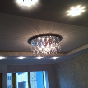 Stakleni luster na rastezljivom stropu u hodniku