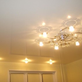 Kombinasjonen av spotlights med en lysekrone i hallen