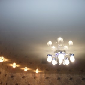 Piccolo lampadario sul soffitto del soggiorno