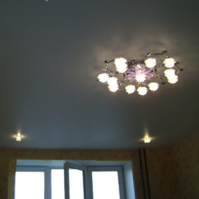 Hall soffitto con lampadario e luci integrate