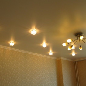 Amplasarea zigzag a luminilor pe tavan