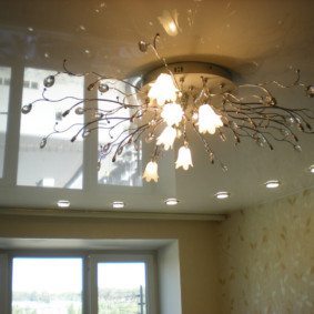 Mga kontemporaryong chandelier sa isang kahabaan ng kisame ng kisame