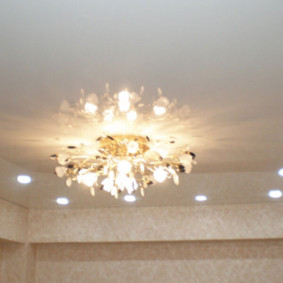 Rektangulært arrangement af lamper i loftet i stuen