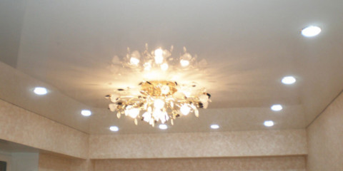 Rektangulært arrangement av lamper i taket i stuen