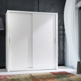 Witte garderobe in minimalistische stijl