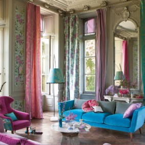 Viacfarebné záclony v obývacej izbe s vysokými oknami