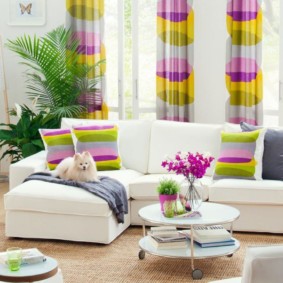 Corner sofa na may puting tapiserya