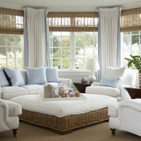 Almohadas azules sobre muebles blancos