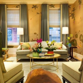 Kombination av persienner med direkta gardiner i vardagsrummet