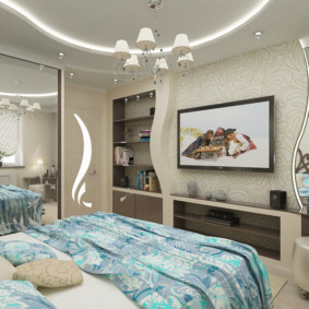 Design af et soveværelse med et spejlskab foran vinduet