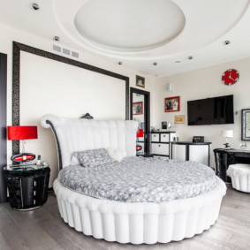 Kerek ágy egy modern hálószobában