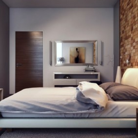 Parete della camera da letto con pannelli in legno decorato