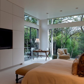 Modernt sovrum med panoramafönster