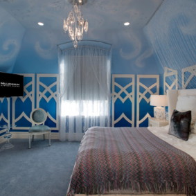 Glas lysekrone i loftet i et stilfuldt soveværelse