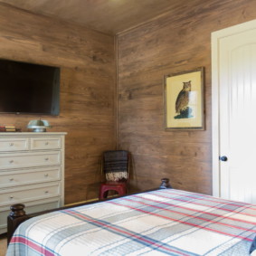 Bilik tidur yang nyaman di sebuah rumah kayu