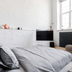 Vitt sovrum i skandinavisk stil