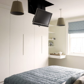 Umiestnenie televízora na biely strop v spálni