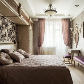 Camera da letto in stile classico con TV incorniciata