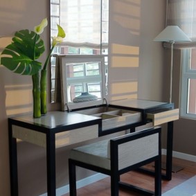 Fekete és szürke fésülködő asztal egy modern hálószobában