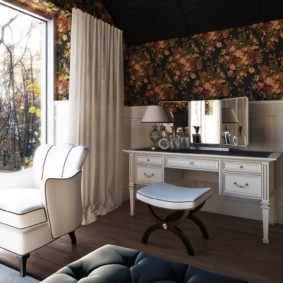 Tualetes galdiņš guļamistabā ar lielu logu