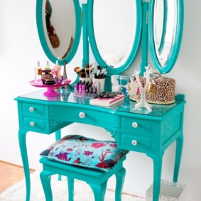 Tyrkysový toaletný stolík s tromi zrkadlami