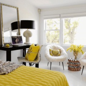 Dzeltena krāsa guļamistabas rotājumā