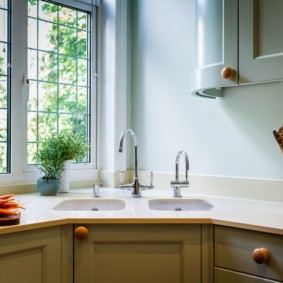 Dvostruki sudoper ispred kuhinjskog prozora