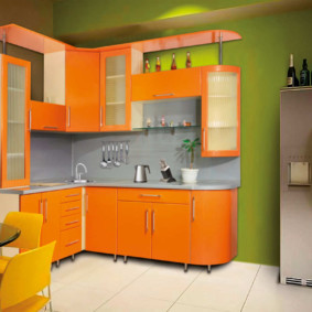 Orange fasader på en köksuppsättning