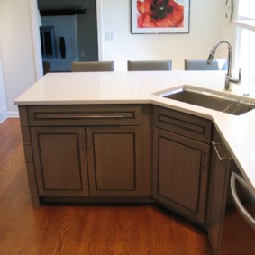Meja kerja putih dengan sinki dapur