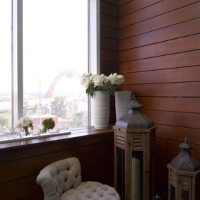 Vase med friske blomster i vinduskarmen på balkongen