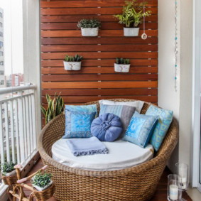 Muebles de madera resistentes a la humedad para colocar en el balcón.