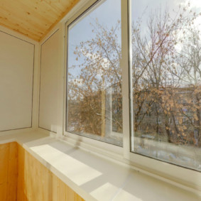 Bred fönster med balkong