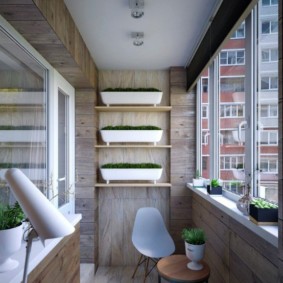 Lunghi contenitori con erbe sugli scaffali del balcone