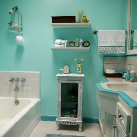 Turquoise muren in de badkamer van een dorpshuis