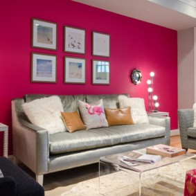 Ružová stena v malej obývacej izbe
