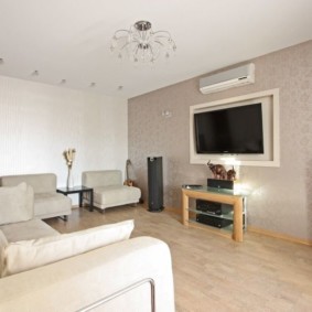 Moderne woonkamer met een minimum aan gestoffeerde meubels