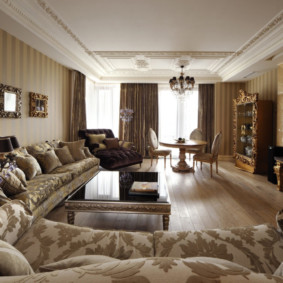 Obdĺžniková obývacia izba s dreveným nábytkom
